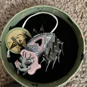 Erstwilder Spinner of Spells brooch